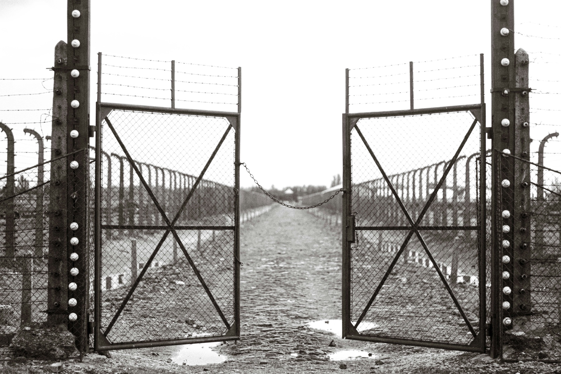 Auschwitz Birkenau Camp de concentration d’Auschwitz porte Auschwitz - <a href="https://unsplash.com/fr/photos/une-photo-en-noir-et-blanc-de-deux-portes-gbYAP35_wIs" rel="nofollow">Photo by Albert Dehon</a>
